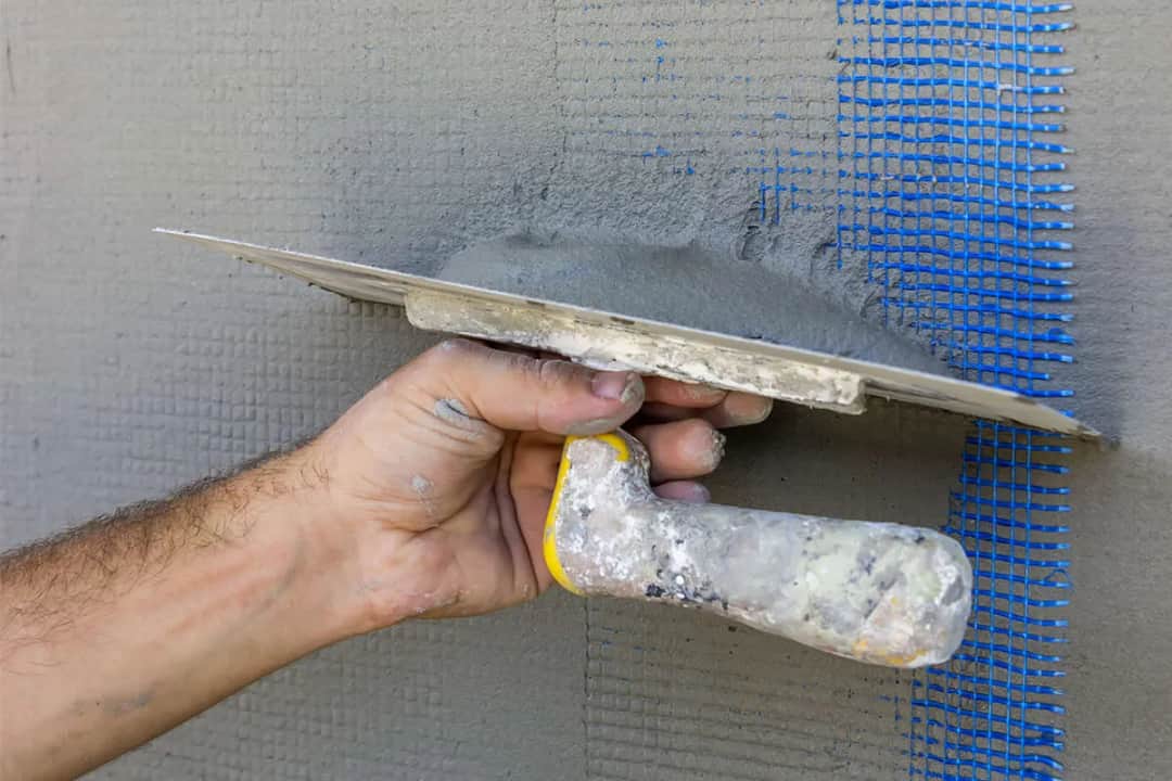 Montaż gniazdka w kamieniu: krok po kroku, bez pęknięć!